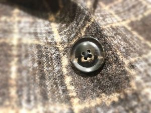 服装辅料 布法罗按钮和布法罗塑料按钮有什么区别？|上海裤洛布贸易有限公司