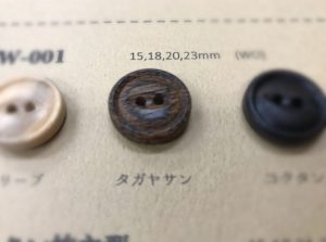 服装辅料 木质按钮在木头上的特征和护理处理|上海裤洛布贸易有限公司