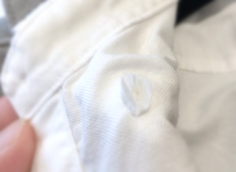 服装辅料 大衣背面的小按钮的角色是什么？|上海裤洛布贸易有限公司