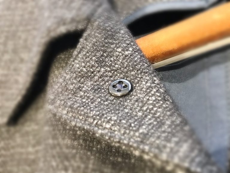 服装辅料 大衣背面的小按钮的角色是什么？|上海裤洛布贸易有限公司